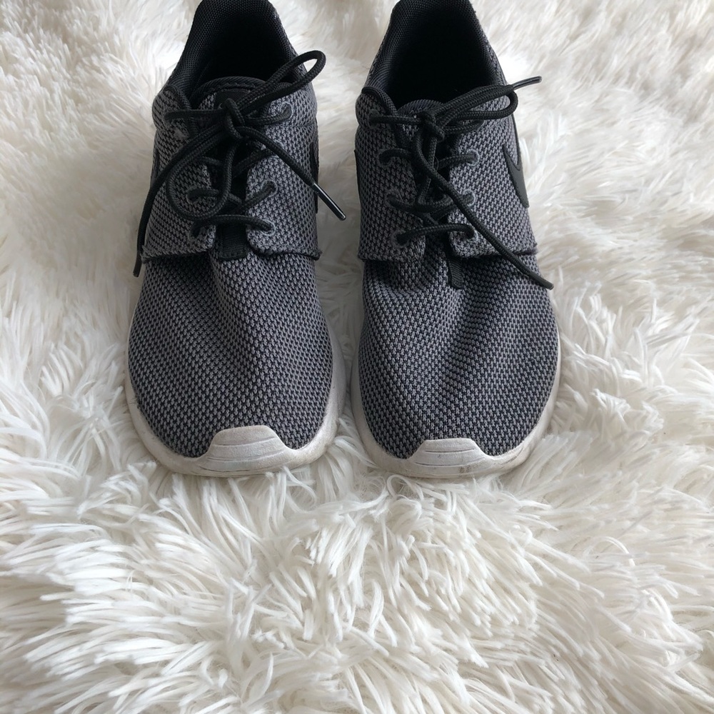 Nike Roche - Picture 2 of 6